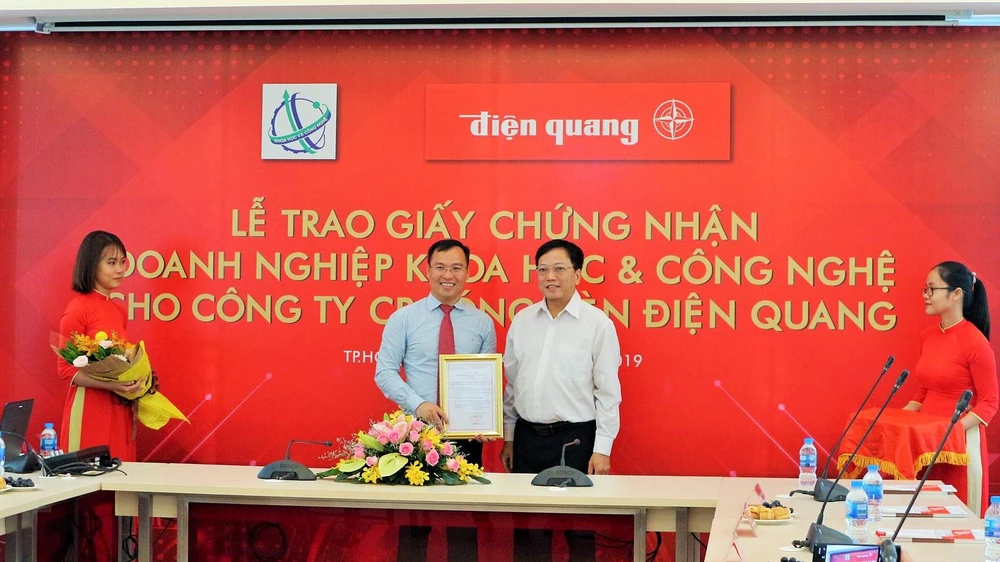 Ông Nguyễn Khắc Thanh, Phó Giám đốc Sở Khoa học và Công nghệ TPHCM (phải) trao giấy chứng nhận Doanh nghiệp Khoa học và Công nghệ cho ông Hồ Quỳnh Hưng, Chủ tịch HĐQT - Tổng Giám đốc Công ty CP Bóng đèn Điện Quang