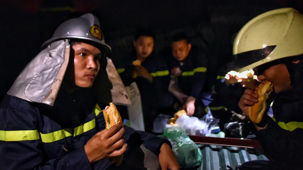 Người lính trên mặt trận không tiếng súng ảnh 4