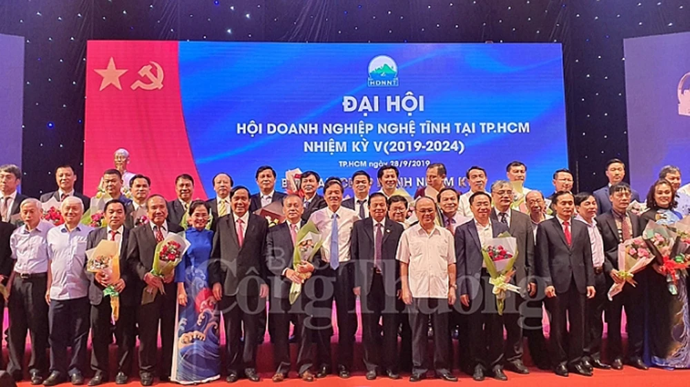 Lãnh đạo Trung ương và các tỉnh thành phố tặng hoa chúc mừng Ban chấp hành Hội Doanh nghiệp Nghệ Tĩnh tại TPHCM nhiệm kỳ V (2019-2024). Nguồn: Báo Công thương