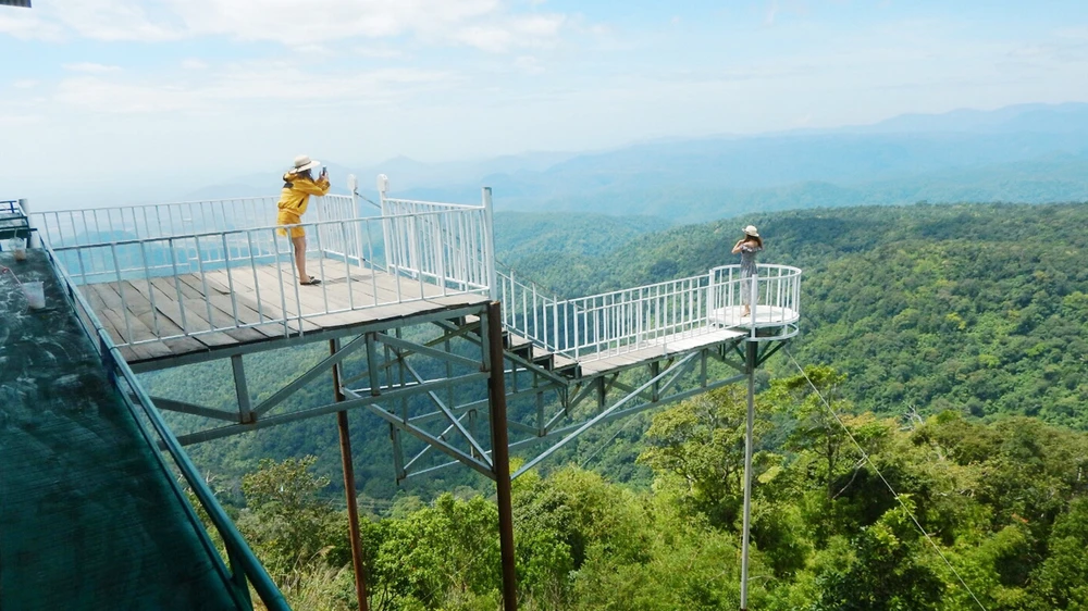 Khách du lịch ra lan can không an toàn để chụp hình tại trạm dừng chân trên đèo Đại Ninh