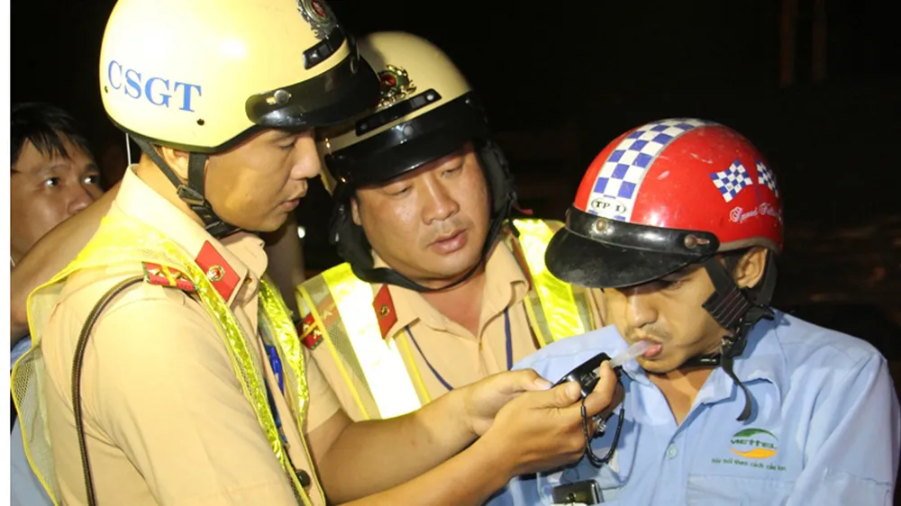 Kiểm tra nồng độ cồn người điều khiển phương tiện giao thông. Ảnh: TUẤN VŨ