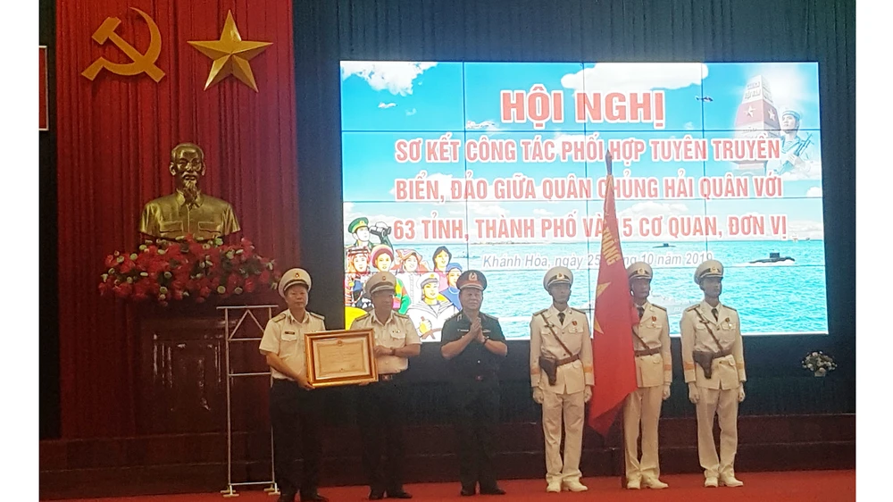 Thượng tướng Nguyễn Trọng Nghĩa trao huân chương Bảo vệ Tổ quốc hạng nhất cho Bộ tư lệnh quân chủng hải quân