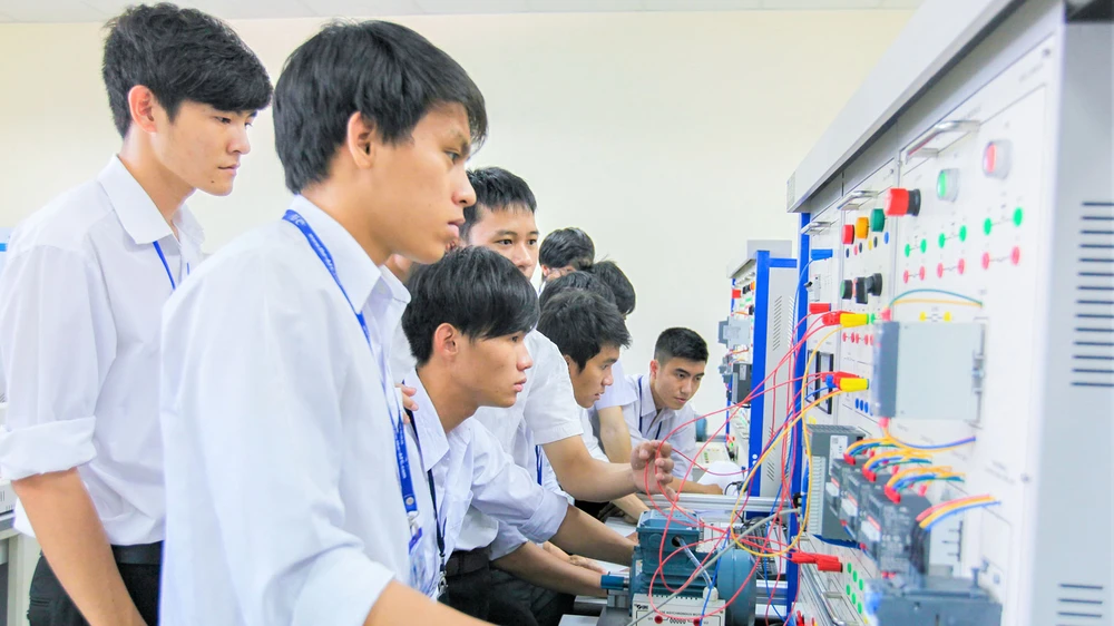 Sinh viên Khoa Điện - Điện tử Trường Đại học Tôn Đức Thắng (một trong những trường đã thực hiện tự chủ đại học)