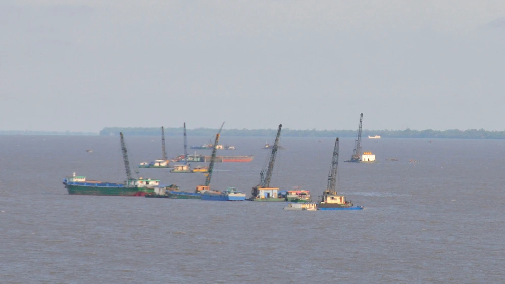 Khai thác cát trên sông Cổ Chiên (đoạn giáp ranh 2 tỉnh Bến Tre và Trà Vinh)