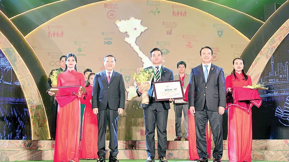 Đại diện Hòa Bình nhận giải CSI