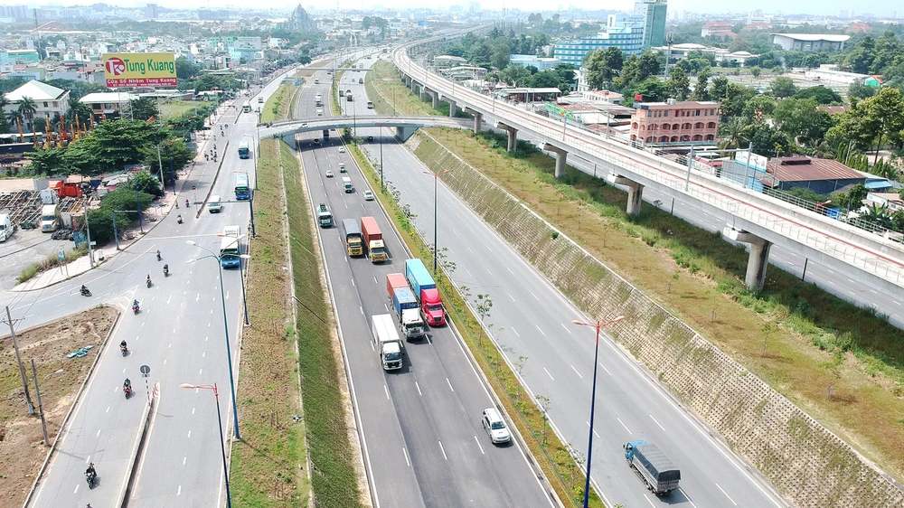 Nút giao thông Đại học Quốc gia TPHCM vừa thông xe, giúp cửa ngõ phía Đông thành phố thông thoáng vào cuối năm. Ảnh: CAO THĂNG