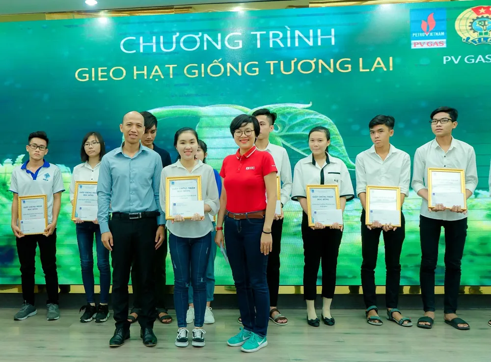 KCM trao học bổng cho sinh viên trong chương trình “Gieo hạt giống tương lai năm 2019” ảnh 1