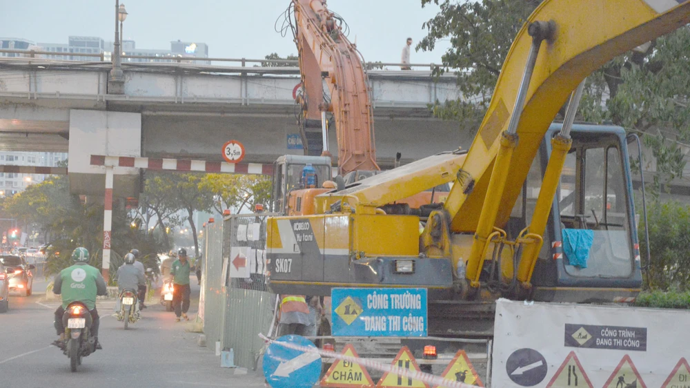 Lô cốt rào chắn tràn lan trên đường Bến Vân Đồn (quận 4)