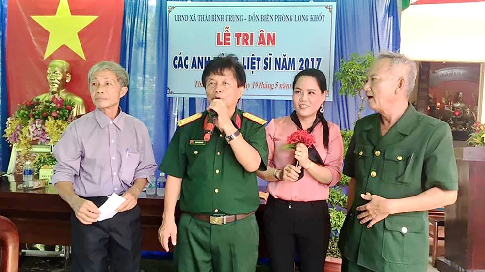 Các cựu chiến binh trong một lần về thăm di tích Long Khốt