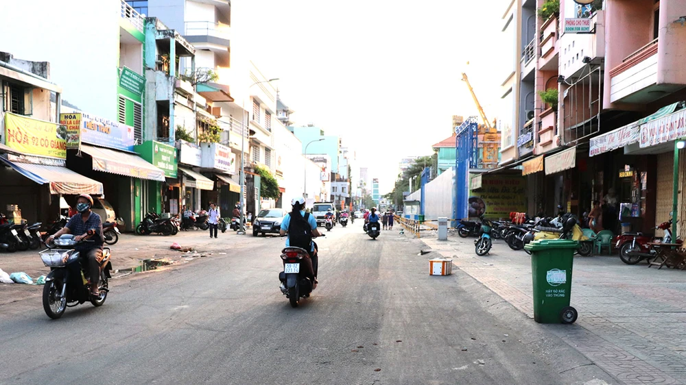 Đường Cô Giang đã thoáng đãng sau khi chợ lề đường được giải tỏa trắng. Ảnh: Thái Phương