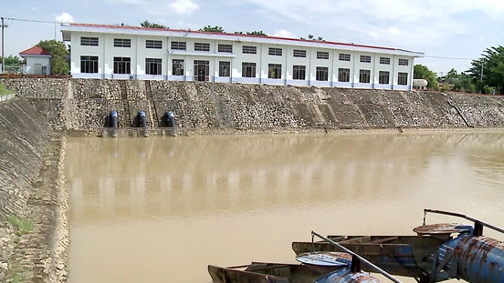 Trong trường hợp 24 giờ liên tục sông Cầu Đỏ bị nhiễm mặn không thể khai thác và xảy ra thiếu nước sinh hoạt do nhiễm mặn thì Chủ tịch UBND TP Đà Nẵng được quyền xem xét, quyết định điều chỉnh vận hành xả nước tại các hồ thủy điện. Trong ảnh: Cửa thu nước