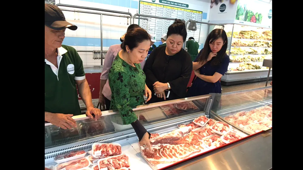 Thịt heo đông lạnh nhập khẩu được bán trong chuỗi cửa hàng San Hà Foods, góp phần làm giảm áp lực về nguồn thịt heo nóng cung ứng thị trường tết
