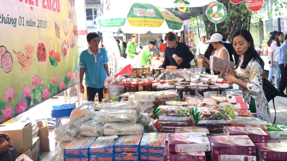 Khách hàng chọn mua các loại bánh mứt và đặc sản của tỉnh Đồng Tháp tại phiên chợ “Tết xanh - quà Việt” tổ chức tại TPHCM từ ngày 17 đến 22-1