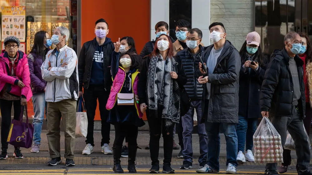 Lo sợ dịch bệnh, người dân đeo mặt nạ ra đường. Nguồn: The Guardian Hồng Kông
