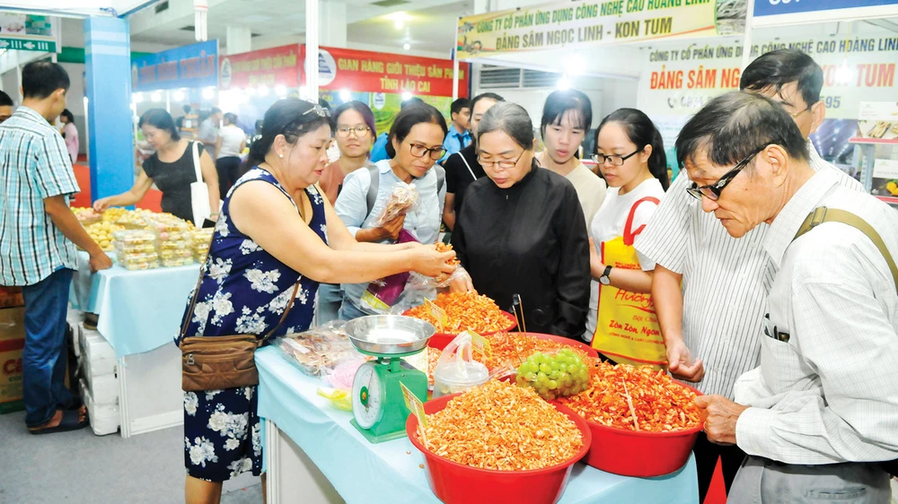 Khách hàng chọn mua sản phẩm tại Hội nghị kết nối cung - cầu hàng hóa giữa TPHCM và các tỉnh, thành tổ chức năm 2019. Ảnh: CAO THĂNG