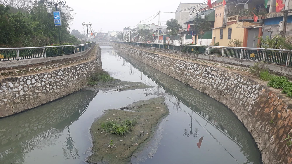 Nước trong hào thành cổ Vinh đen ngòm, ô nhiễm