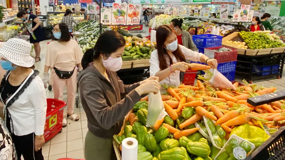 Rau củ quả, mặt hàng thiết yếu luôn đầy ắp trong các siêu thị. Ảnh: CAO THĂNG