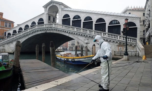 Cầu Rialto ở Venice, Italy đang được vệ sinh. Đây được xem là một biện pháp để phòng chống dịch Covid-19. Ảnh: Reuters