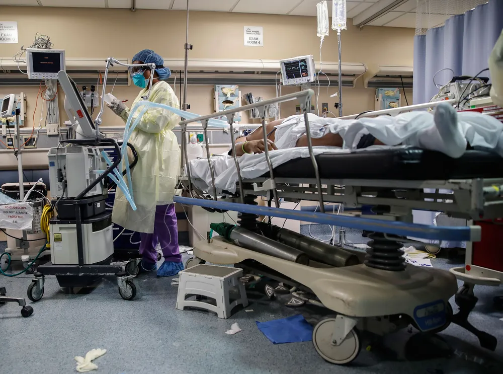 Một bệnh nhân mắc Covid-19 đang được điều trị tại Bệnh viện St. Joseph ở Yonkers, New York, Mỹ. Ảnh: AP