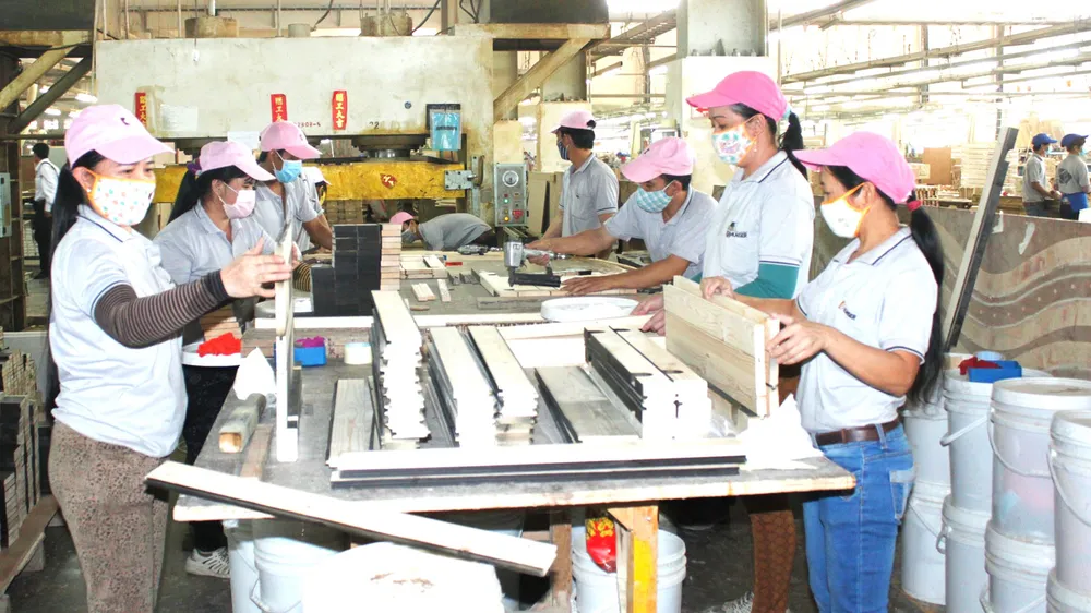 Công nhân Công ty Kaiser Việt Nam, Khu công nghiệp Mỹ Phước trong quá trình sản xuất