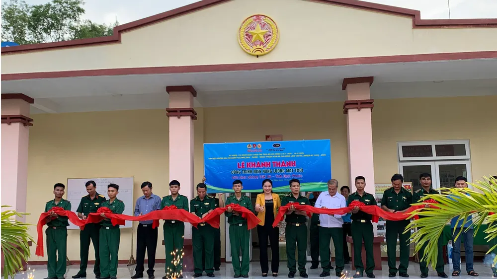 Trao tặng hệ thống điện mặt trời cho Đồn biên phòng Đăk Bô ảnh 1