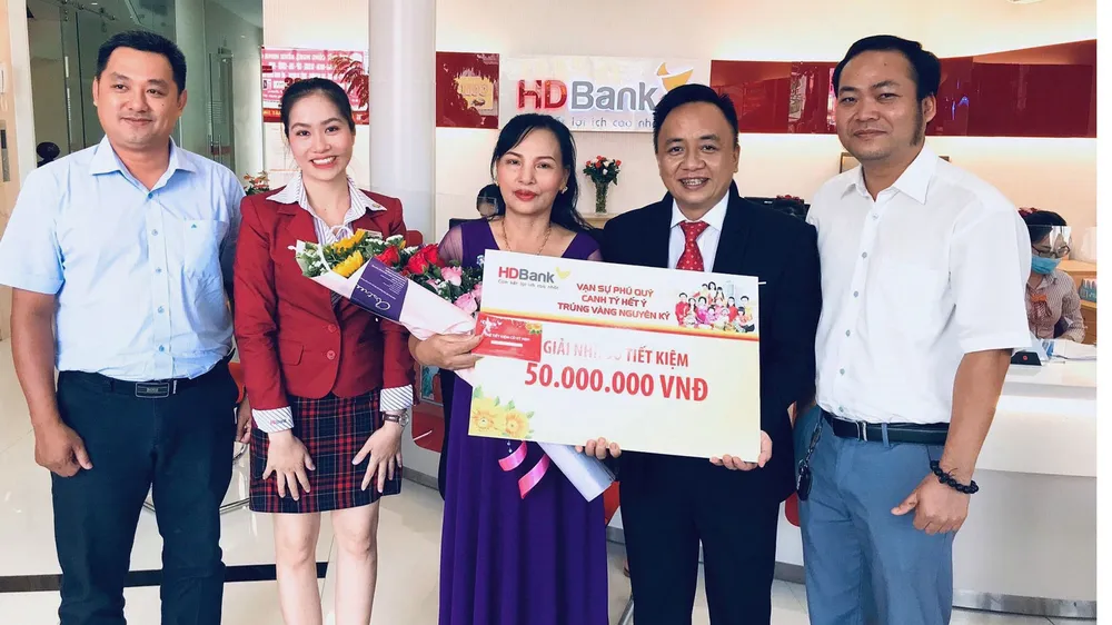 Trao giải thưởng 1kg vàng cho khách hàng HDBANK ảnh 3
