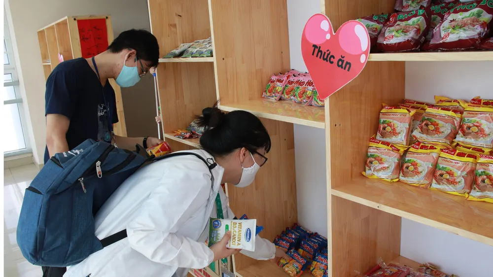 Sinh viên Trường Đại học Y Dược TPHCM nhận nhu yếu phẩm tại Góc sẻ chia do Đoàn trường thành lập