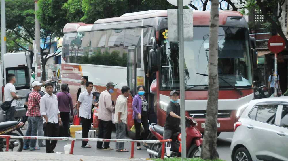 Đường Hùng Vương (quận 5), nơi thường xuyên xảy ra tình trạng xe đón trả khách gây mất trật tự an toàn giao thông. Ảnh: CAO THĂNG
