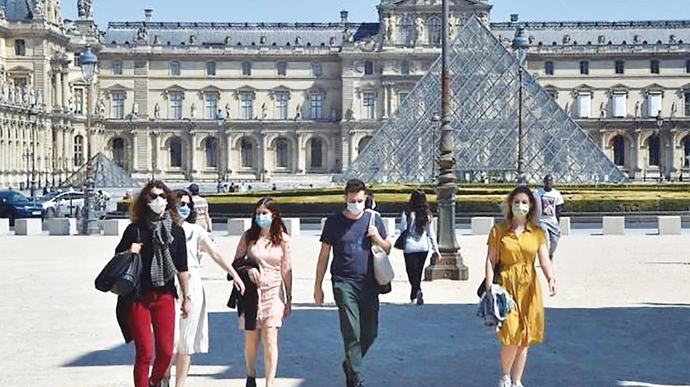 Kim tự tháp trước Bảo tàng Louvre, Pháp, đã mở cửa trở lại 