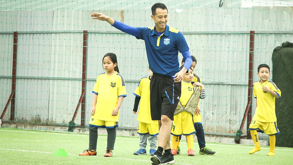 Cựu danh thủ Vũ Như Thành và các học trò nhí ở Trung tâm Star Football do anh sáng lập