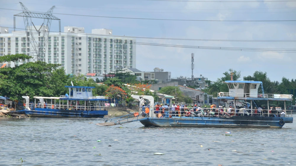 Khi tham gia giao thông tại bến khách ngang sông, hành khách phải mặc áo phao hoặc cầm dụng cụ nổi cá nhân để đảm bảo an toàn. Ảnh: CAO THĂNG