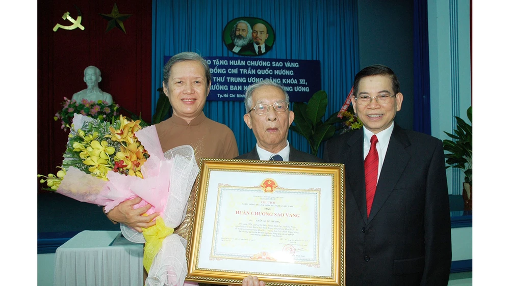 Đồng chí Trần Quốc Hương nhận Huân chương Sao Vàng do Đảng và Nhà nước trao tặng năm 2006. Ảnh: VIỆT DŨNG 