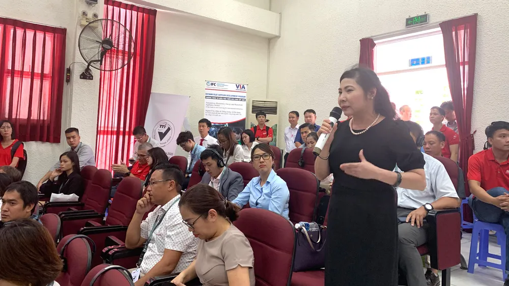 Đại diện Công ty TNHH Cơ khí Duy Khanh trao đổi cơ hội tham gia cung ứng sản phẩm công nghiệp hỗ trợ cho tập đoàn TTI