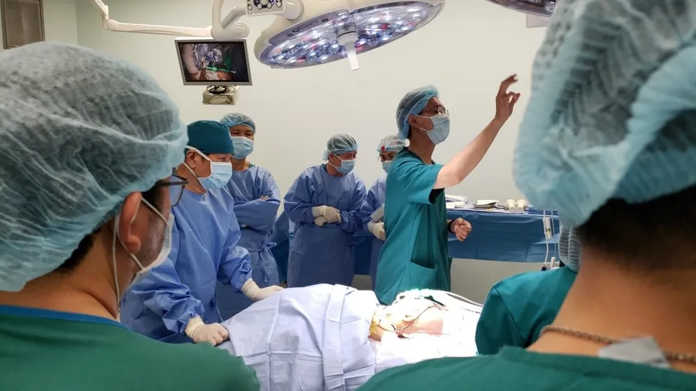 Trúc Nhi - Diệu Nhi được đưa ra khỏi phòng mổ ảnh 6