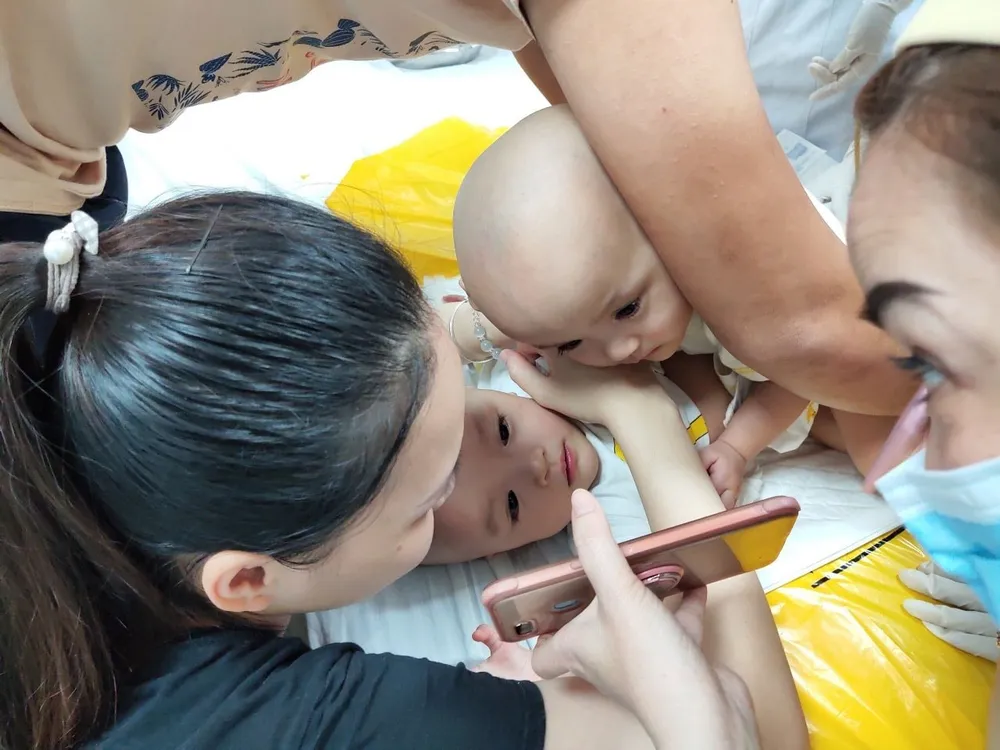 Trúc Nhi - Diệu Nhi được đưa ra khỏi phòng mổ ảnh 22