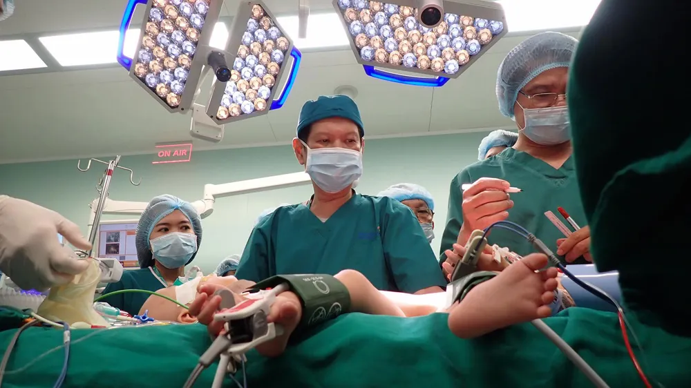 Trúc Nhi - Diệu Nhi được đưa ra khỏi phòng mổ ảnh 10