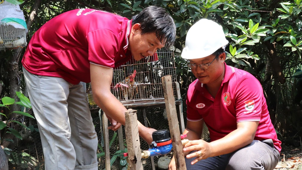 Nhân viên ngành nước lắp đồng hồ nước cho người dân ở Doi Mỹ Khánh, huyện Cần Giờ