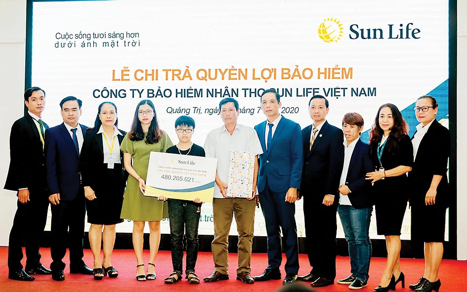 Sun Life Việt Nam chi trả quyền lợi bảo hiểm cho khách hàng tại Quảng Trị