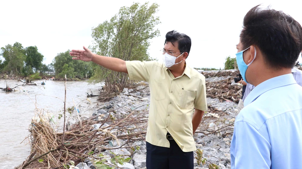 Ông Nguyễn Tiến Hải kiểm tra đê biển Tây và chỉ đạo các biện pháp xử lý