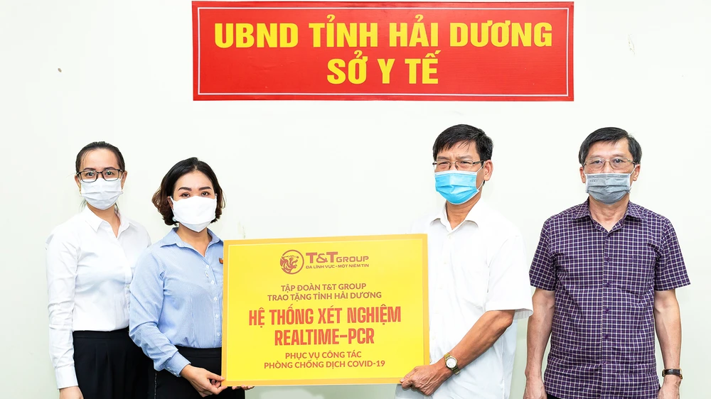 Đại diện Tập đoàn T&T Group (bên trái) trao tặng hệ thống máy xét nghiệm Realtime – PCR cho đại diện Sở Y tế Hải Dương (bên phải)