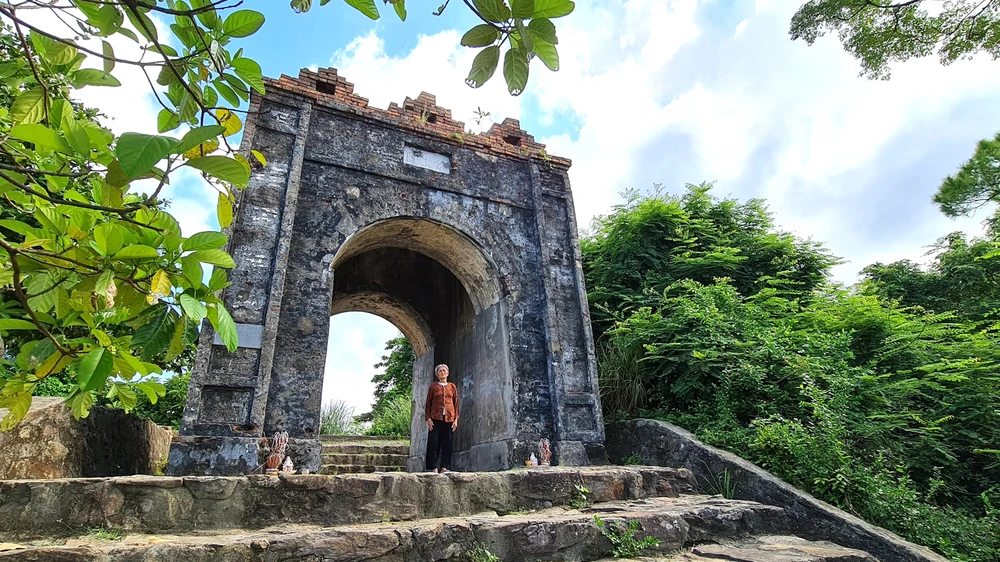 Mẹ Ngùy dưới di tích Hoành Sơn Quan