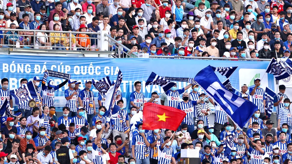 Các CĐV hào hứng trên khán đài sân Bà Rịa trong khuôn khổ Cúp quốc gia 2020. Ảnh: DŨNG PHƯƠNG