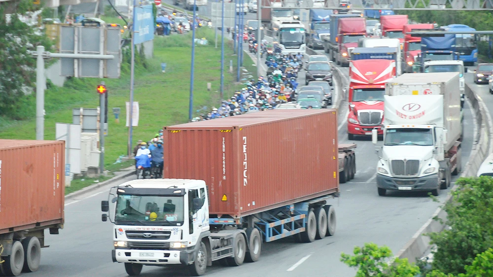 Xe container lưu thông trên xa lộ Hà Nội đoạn qua quận 2, TPHCM, chiều 11-9-2020. Ảnh: CAO THĂNG