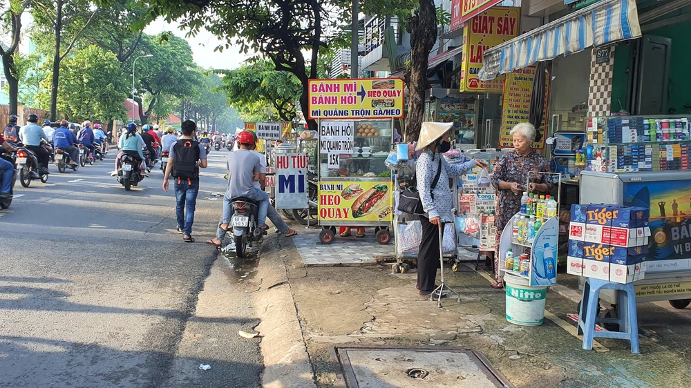 Lấn chiếm hết lối đi vỉa hè