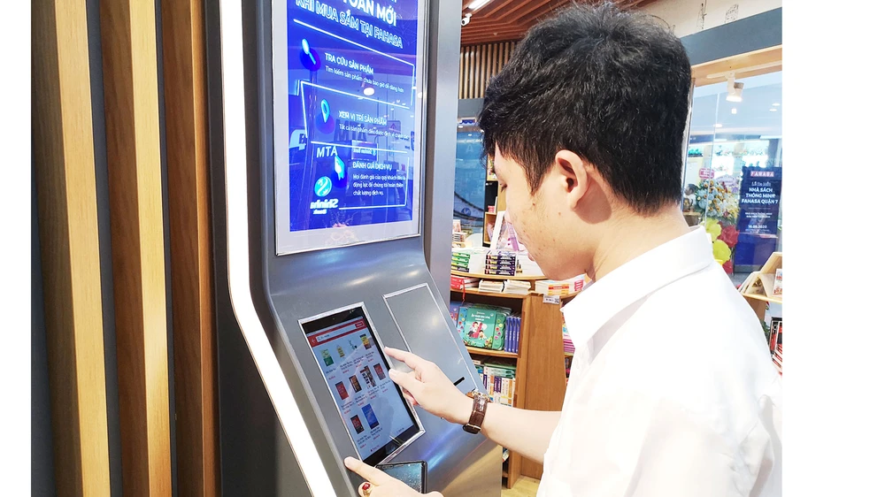 Bạn đọc tra cứu thông tin sách tại Nhà sách Fahasa quận 7
