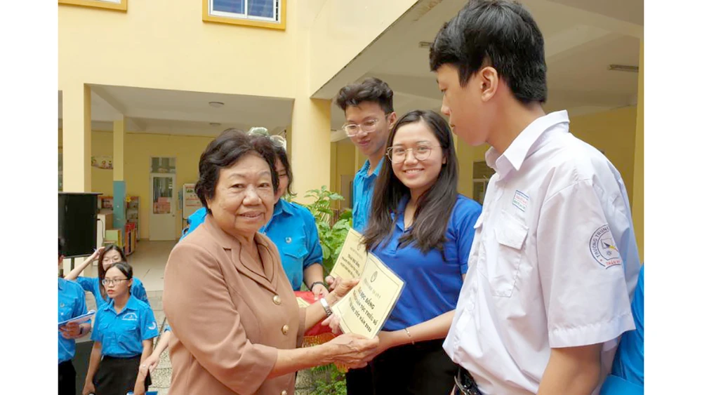  Bà Lý Kim Mai trao học bổng cho học sinh nghèo, hiếu học năm học 2019-2020