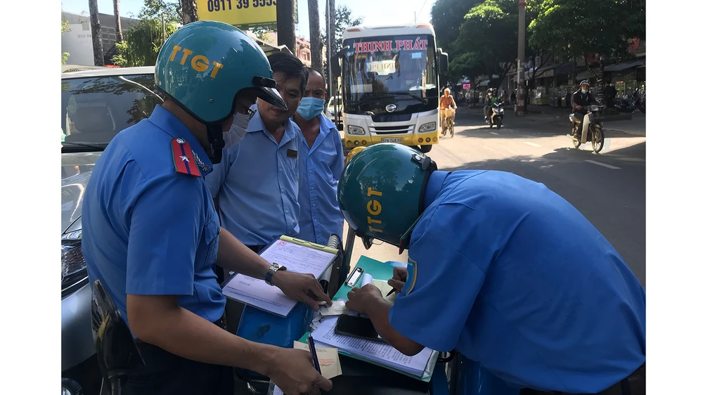 Sau vệt bài “Biến tướng xe hợp đồng”: Thanh tra giao thông ra quân nhưng kết quả chưa cao