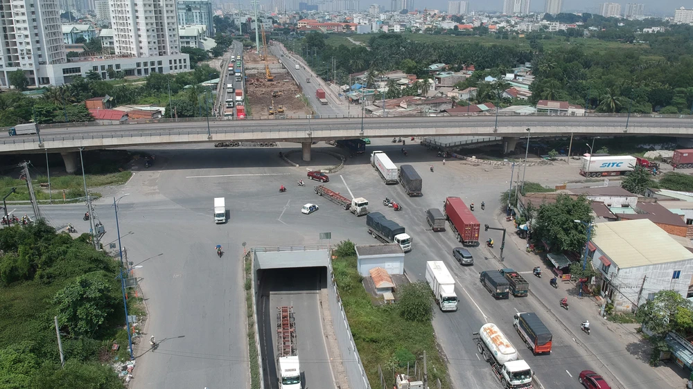 Đầu tư, nâng cấp nút giao thông Mỹ Thủy giúp giao thông khu vực cảng Cát Lái, quận 2, tốt hơn. Ảnh: CAO THĂNG