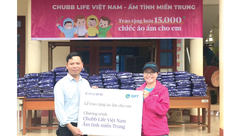 Chubb Life Việt Nam trao tặng hơn 15.000 chiếc áo ấm cho trẻ em vùng lũ