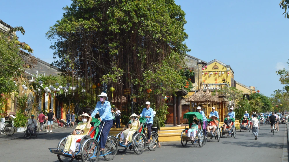 Trải nghiệm xích lô quanh phố cổ Hội An hấp dẫn du khách. Ảnh: NGỌC PHÚC